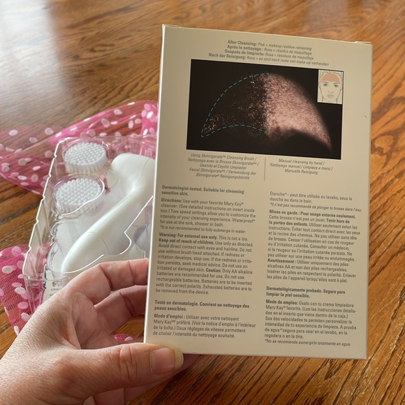 Mary Kay Skinvigorate Cleaning Brush - Picture 7 of 9